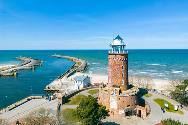 Maják pri pláži v Kolobrzegu