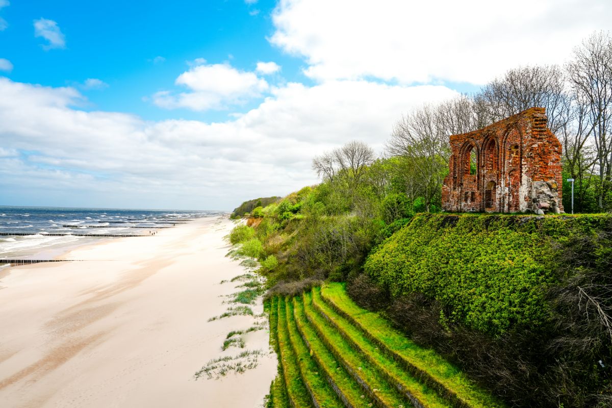 Pláž s ruinami gotického kostola, Trzęsacz